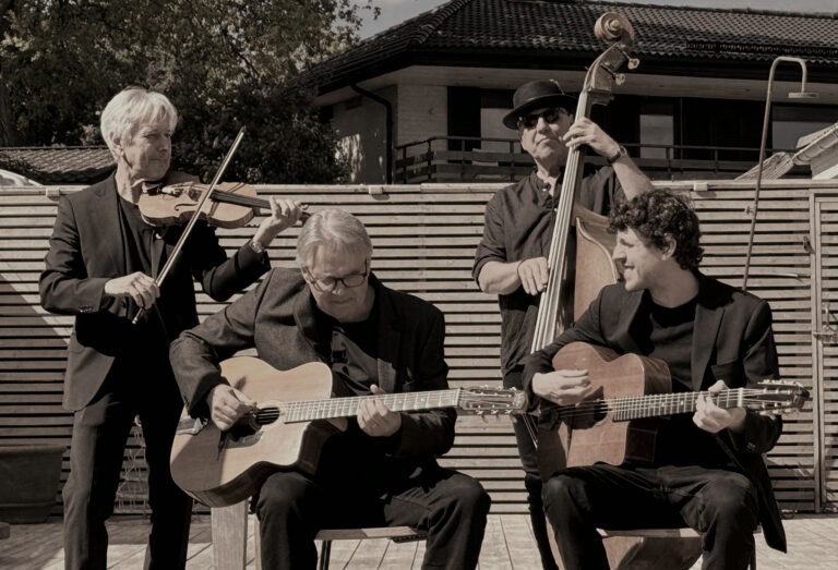 Den belgisk-franske gitarristen Django Reinhardts musik kallas Manouche (människa på romska). Allt fler svenska grupper hyllar nu Django och hans musik. Mango Django från Göteborg är en av de främsta med gott sväng. Den fina gruppen, som fått mycket beröm, har samma sättning som Djangos egen berömda Hot Club de France.

Lars Reinhold Börjesson violin, Steve Eriksson g, Hampus Andersson g, Bengt Nestor g.