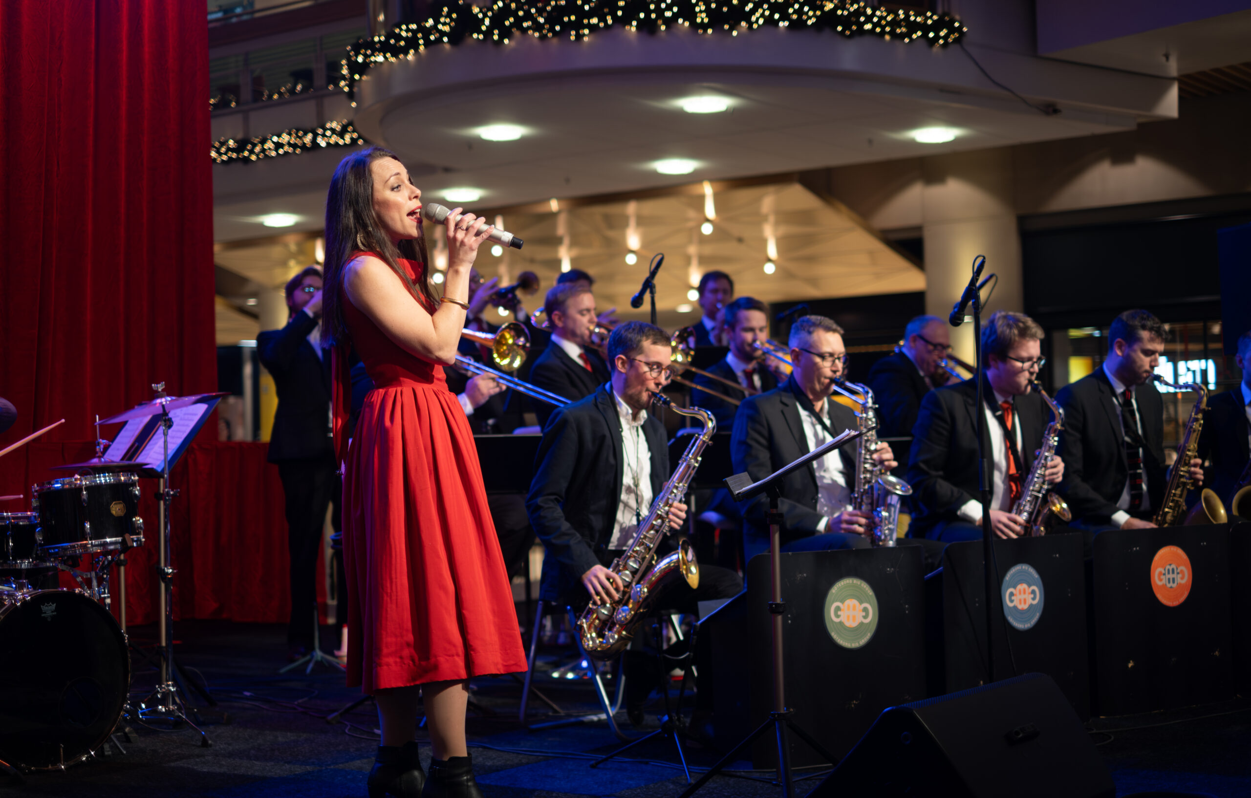 Göteborg Big Group är göteborgarnas eget storband, som förgyllt staden med förstklassig
storbandsjazz i över ett deccenium. De spelar allt mellan himmel och jord men
med huvudfokus på de stora storbandsgiganterna från förr. Glädje, tryck och hejdlöst
sväng utlovas.
Trumpeter: Johannes Aspman, Jonatan Bengtsson, Martin Ståhl, Anton Jacobson
Tromboner: Andreas Rask, Tobias Lager, Mattias Svanström
Saxar: Marcus Flyckt, Emil Göthberg, Rikard Wadman, Carl-Magnus Jarlert, Viktor
Skansebo.
Johanna Brzezinska vo, Axel Jorendal p, Jussi Edefors b, Henrik Svensson dr.